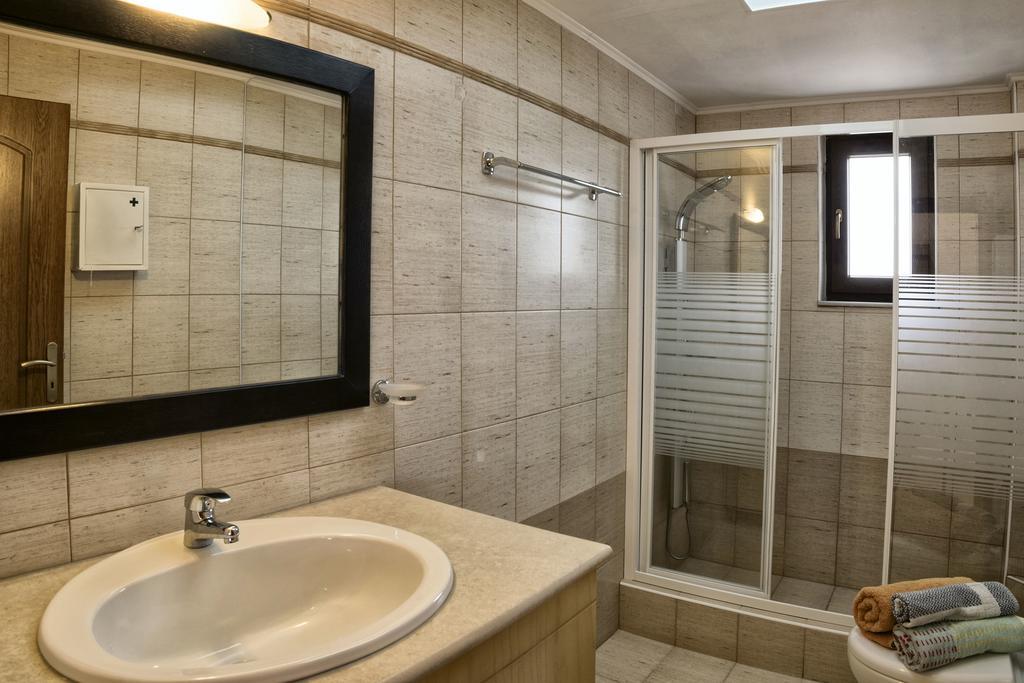 Villa Laga With Pool, 300M To Taverns, Childrens Area, Bbq! Kirianna Екстер'єр фото