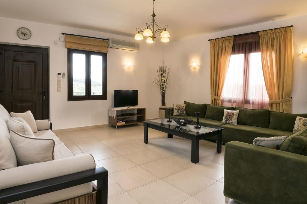 Villa Laga With Pool, 300M To Taverns, Childrens Area, Bbq! Kirianna Екстер'єр фото