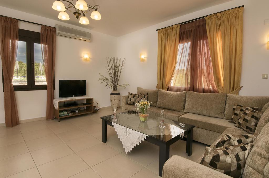 Villa Laga With Pool, 300M To Taverns, Childrens Area, Bbq! Kirianna Екстер'єр фото